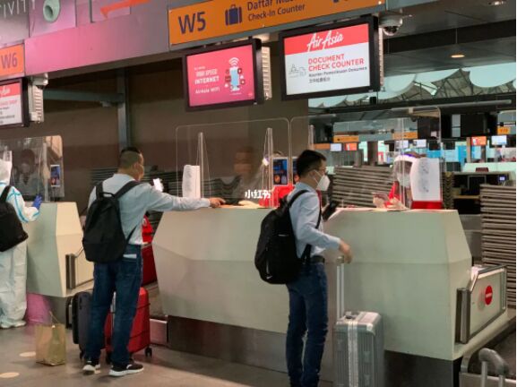 人在菲律宾，护照丢了怎么买机票回国？